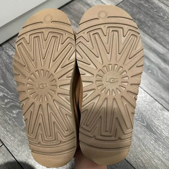 Almost New - UGG Tazz Slipper - Picture 3 of 3